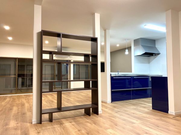中古戸建 リノベーション 柱を生かした本棚